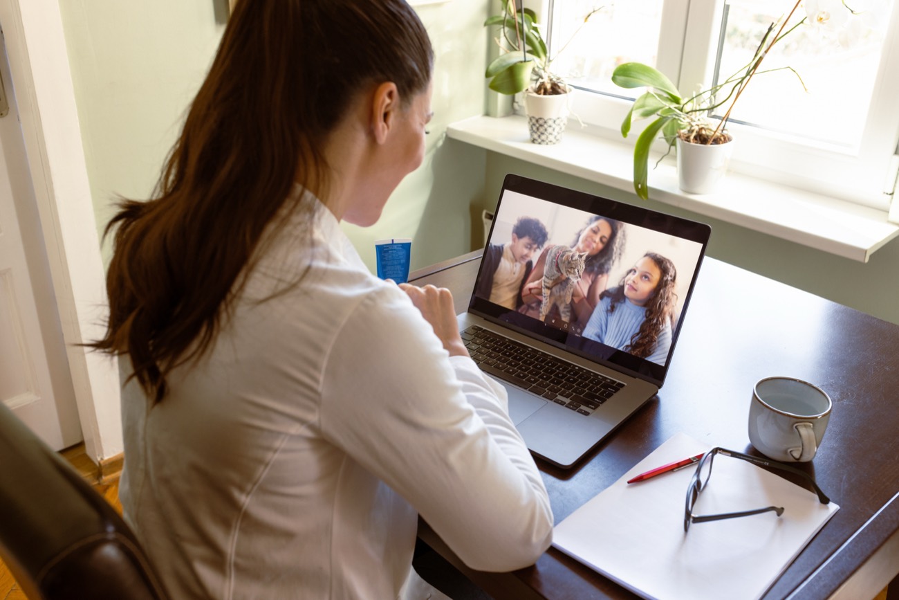 Una familia en la pantalla de una consulta de Wagg