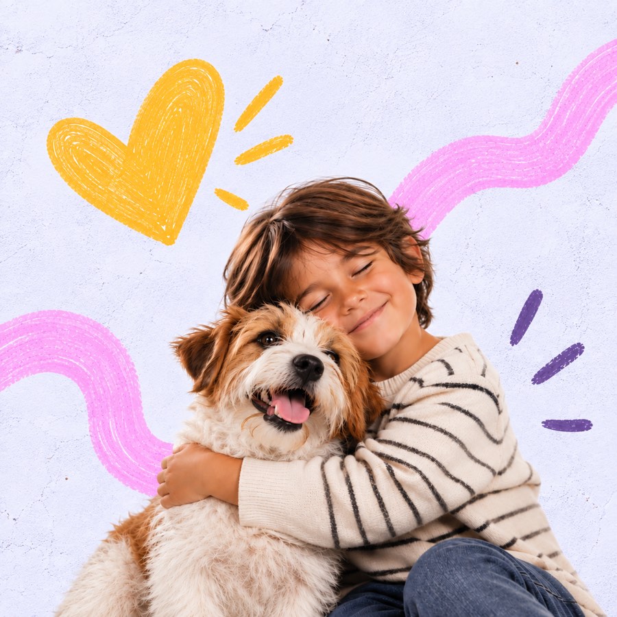 Un nene abrazando a su perro sonriente